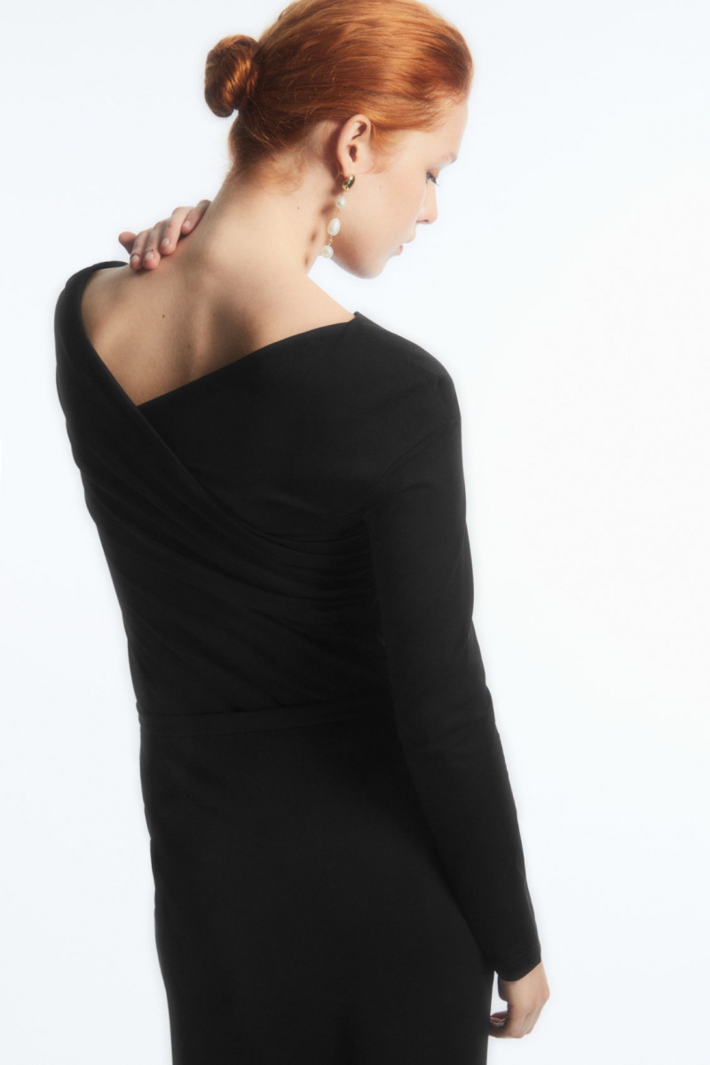 COS Gathered Off-The-Shoulder Asymmetric Felsők Női Fekete | MOLU-09152