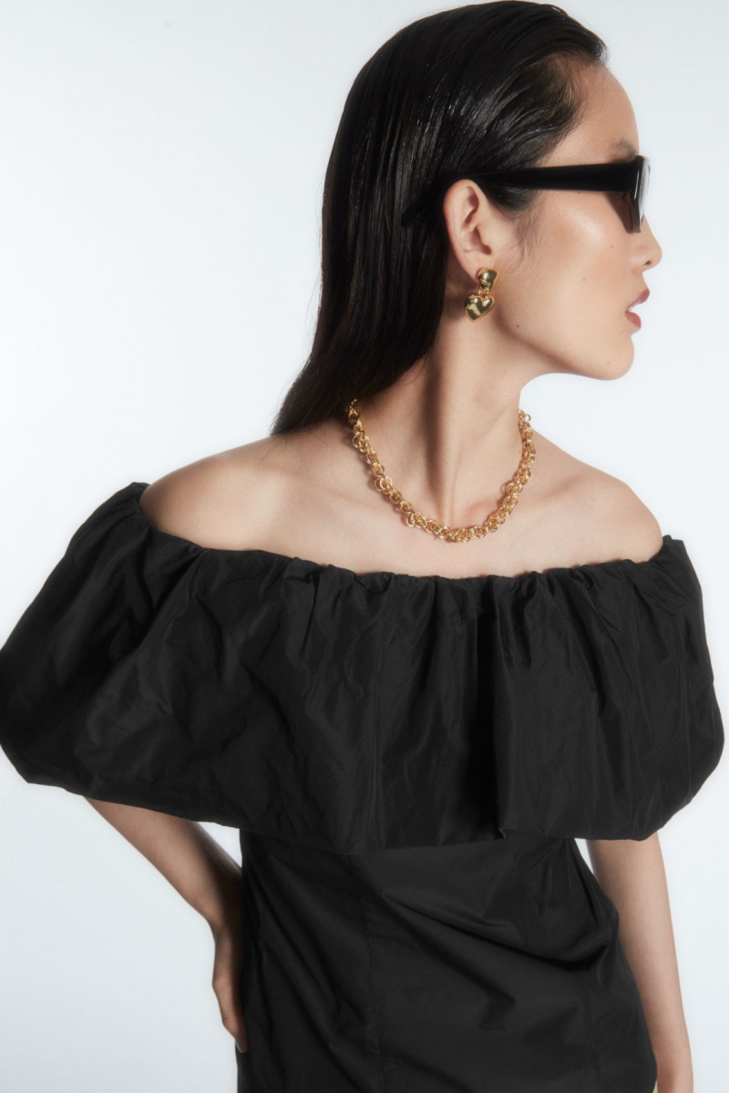 COS Voluminous Off-The-Shoulder Felsők Női Fekete | OXPV-41735